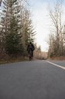 Велосипедні прогулянки на гірському велосипеді по дорозі в сонячний день — стокове фото