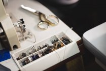 Ножиці та різьбові котушки тримаються біля швейної машини в майстерні-класі — стокове фото