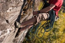 Визначений скелястий альпініст, що сходить на скелясту гору — стокове фото
