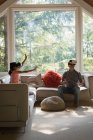 Pai e filha usando fone de ouvido realidade virtual na sala de estar em casa — Fotografia de Stock