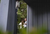 Couple prenant un café dans le jardin par une journée ensoleillée — Photo de stock