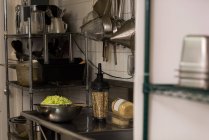 Gehacktes Gemüse in einem Sieb in der Großküche aufbewahrt — Stockfoto