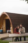 Casal feliz tomando café fora da cabine de log — Fotografia de Stock