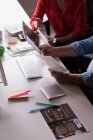 Колеги обговорюють документи на столі в креативному офісі — стокове фото