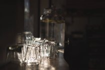 Gläser auf Tisch im Café bei Dunkelheit aufgestellt — Stockfoto