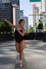 Dançarina de ballet feminina dançando na rua — Fotografia de Stock