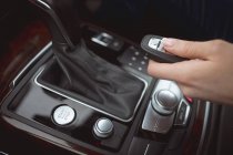 Primo piano del dirigente femminile che utilizza il telecomando dell'auto in un'auto — Foto stock