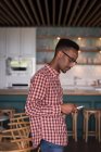 Homme cadre de bureau en utilisant le téléphone mobile à la cafétéria au bureau créatif — Photo de stock