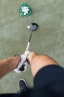 Vue grand angle du golfeur frappant un tir de golf dans le terrain de golf — Photo de stock