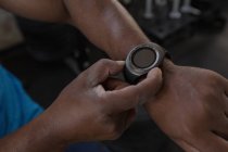 Primer plano de las manos masculinas ajustando smartwatch . - foto de stock