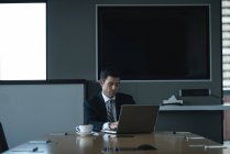 Бізнесмен використовує ноутбук у конференц-залі — стокове фото