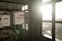 Gráfico sobre tablero de vidrio en oficina con luz solar a través de ventana . - foto de stock