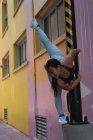 Bailarina callejera en el poste en la calle de la ciudad - foto de stock
