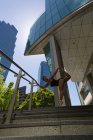 Junge städtische Tänzerin tanzt Schritte. — Stockfoto