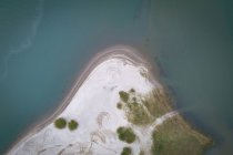 Antenne der Sandküste umgeben von türkisfarbenem Meer — Stockfoto