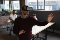 Aufgeregter Mann erlebt Virtual-Reality-Headset im Büro. — Stockfoto