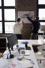 Бізнес-колеги обговорюють ескізи в офісі . — стокове фото