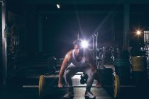 Портрет м'язистого чоловіка, що займається з барбелом у фітнес-студії — стокове фото