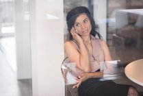 Красивая женщина исполнительный говорить мобильный телефон в офисе — стоковое фото