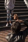 Fotograf, der an einem sonnigen Tag ein Modell auf der Straße fotografiert — Stockfoto