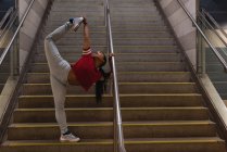 Jovem dançarina de rua dançando na escadaria — Fotografia de Stock