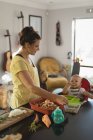 Матері годування її дитина кухні в домашніх умовах — Stock Photo