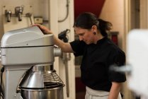 Шеф-кухар, що використовує машину для запікання на комерційній кухні — стокове фото