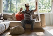 Man using virtual reality headset in living room at home — Stock Photo