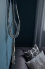 Cortina de rosca pendurada contra a parede azul na sala de estar — Fotografia de Stock