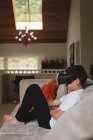 Мальчик использует гарнитуру виртуальной реальности в гостиной дома — стоковое фото