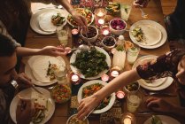 Vista de alto ângulo de amigos tendo refeição à mesa — Fotografia de Stock