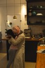 Мусульманская мать и дочь обнимают друг друга на кухне дома — стоковое фото