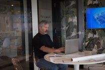 Руководитель мужского офиса с помощью цифрового планшета в конференц-зале в креативном офисе — стоковое фото
