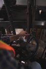 Partie médiane de l'homme assis dans un chariot élévateur à l'usine — Photo de stock