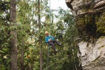 Entschlossener Bergsteiger erklimmt die Felswand — Stockfoto