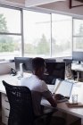 Gelegenheitsunternehmer arbeitet im Büro am Laptop — Stockfoto