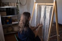 Vue latérale des cordes de nouage femme en atelier — Photo de stock