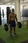 Решительный старший человек упражнения с штангой в фитнес-студии . — стоковое фото