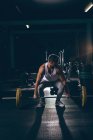 Мускулистый мужчина тренируется с штангой в фитнес-студии — стоковое фото