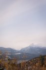 Красивая снежная гора зимой — стоковое фото