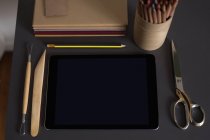 Haute vie angle de tablette numérique et de papeterie sur la table — Photo de stock