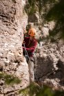 Entschlossener Bergsteiger erklimmt den felsigen Berg — Stockfoto