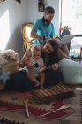 Madre e figlia giocano con il giocattolo in salotto a casa — Foto stock