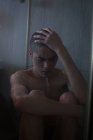 Junger Mann badet zu Hause im Badezimmer — Stockfoto