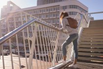 Rückansicht einer Frau, die sich an Geländer auf der Straße lehnt — Stockfoto