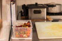 Крупним планом коробка з помідорами на комерційній кухні — стокове фото