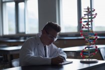 Ragazzo adolescente che sperimenta modello molecolare in laboratorio — Foto stock