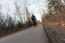 Biker mit Mountainbike unterwegs an einem sonnigen Tag — Stockfoto