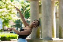 Танцовщица балета в городе — стоковое фото