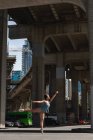 Jeune danseuse de ballet dansant dans la rue — Photo de stock